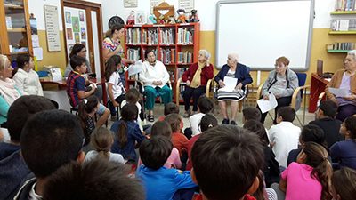 Los mayores del Centro de Día de Tegueste leen para los alumnos y alumnas del CEIP Teófilo Pérez