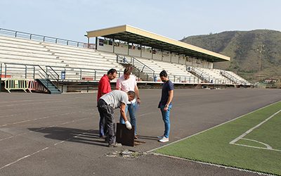 La sustitución del césped del campo de fútbol de la Ciudad Deportiva Los Laureles llevará una inversión de más de 200 mil euros