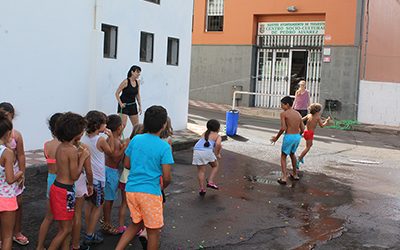 Los niños y niñas de la Ludoteca “Barco de Madera” de Pedro Álvarez combaten el calor con la “Fiesta del Agua”