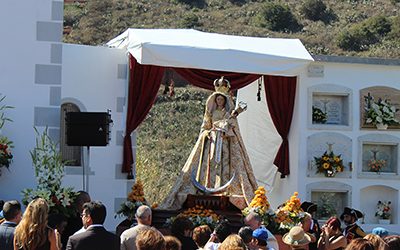 Casi medio millar de personas acompañan a la Virgen de Nuestra Señora de Los Remedios al cementerio de Tegueste