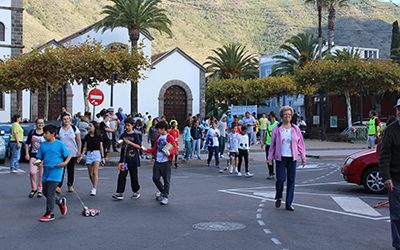 Los alumnos y alumnas del CEIP Teófilo Pérez celebran San Andrés con una “cacharrada” por las calles del casco