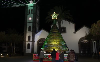Un Árbol de Navidad de ocho metros y 1600 botellas adorna la Plaza San Marcos en Tegueste