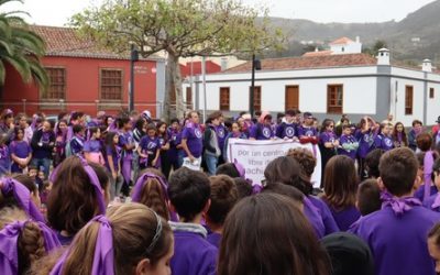 Más de 300 escolares participan en la Marea Violeta de Tegueste